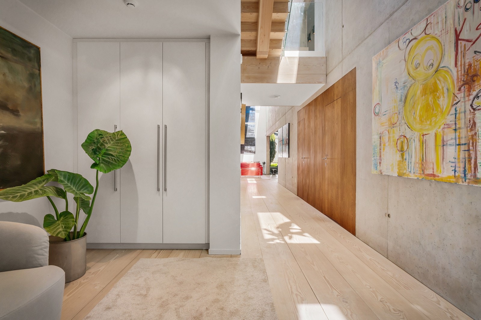 - I gangen har man lekker garderobeløsning og både bad og vaskerom finner du ved den lekre eikeveggen - Galleribilde