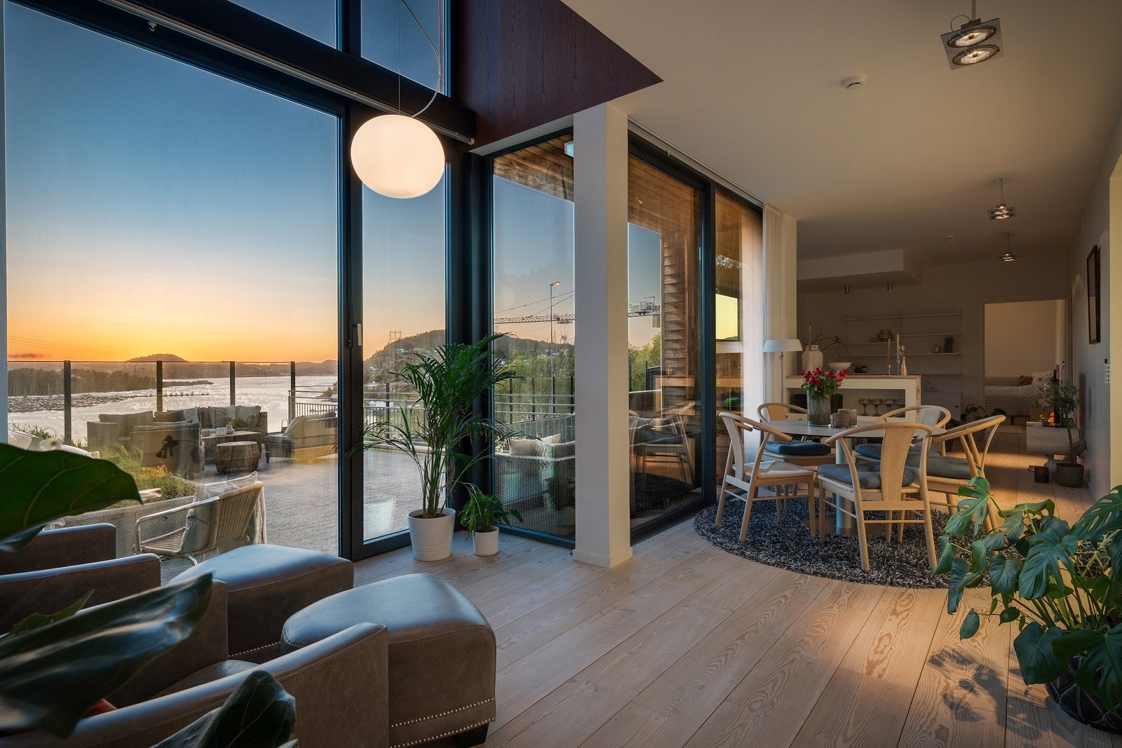 - I tillegg tilbyr boligen en romslig og lys utleiedel med egen inngang - Galleribilde