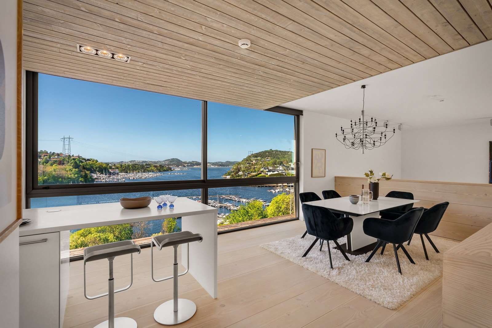 - Ved kjøkkenet har man en god spiseplass - Galleribilde