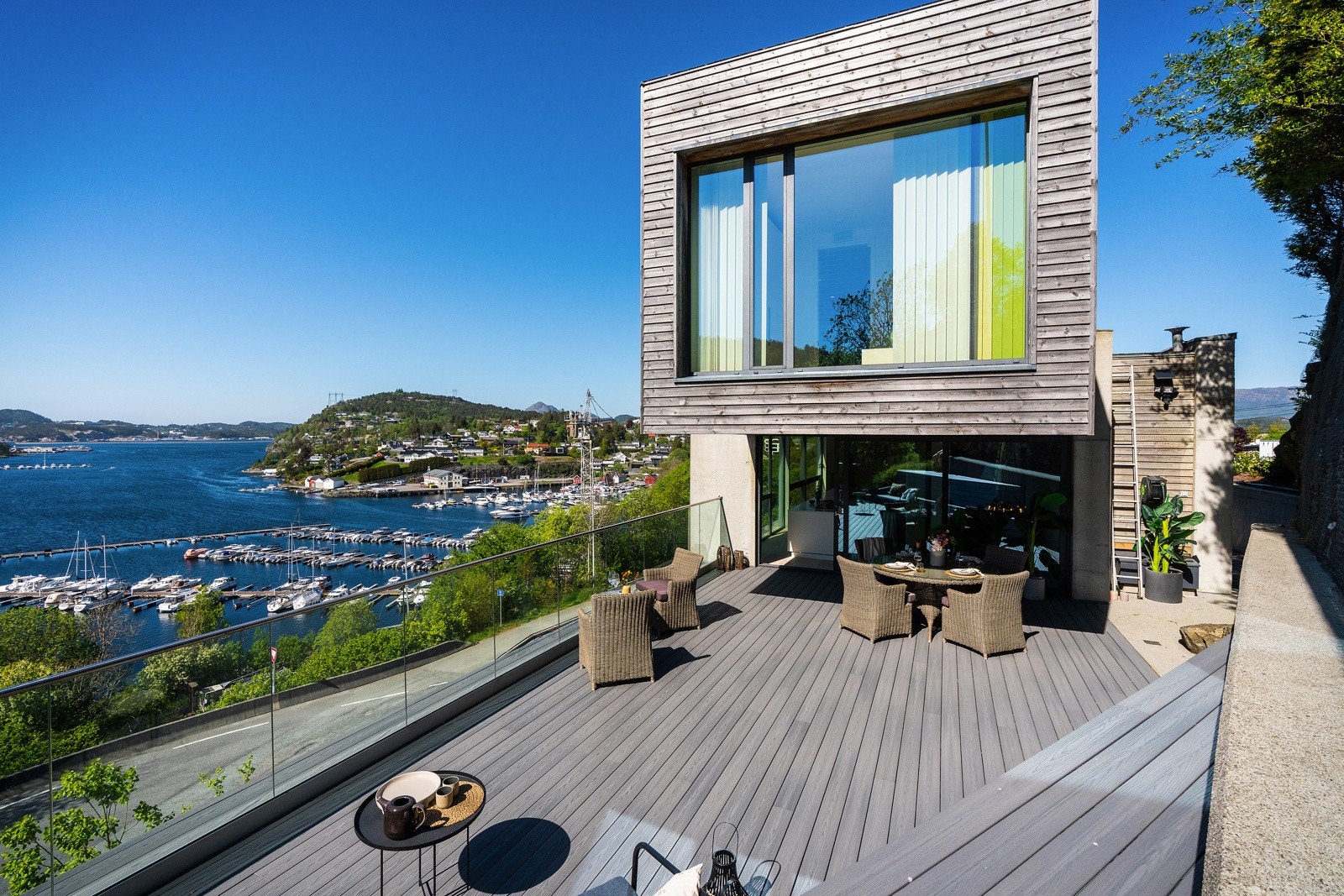 - Terrassen måler hele 48 kvm - Galleribilde