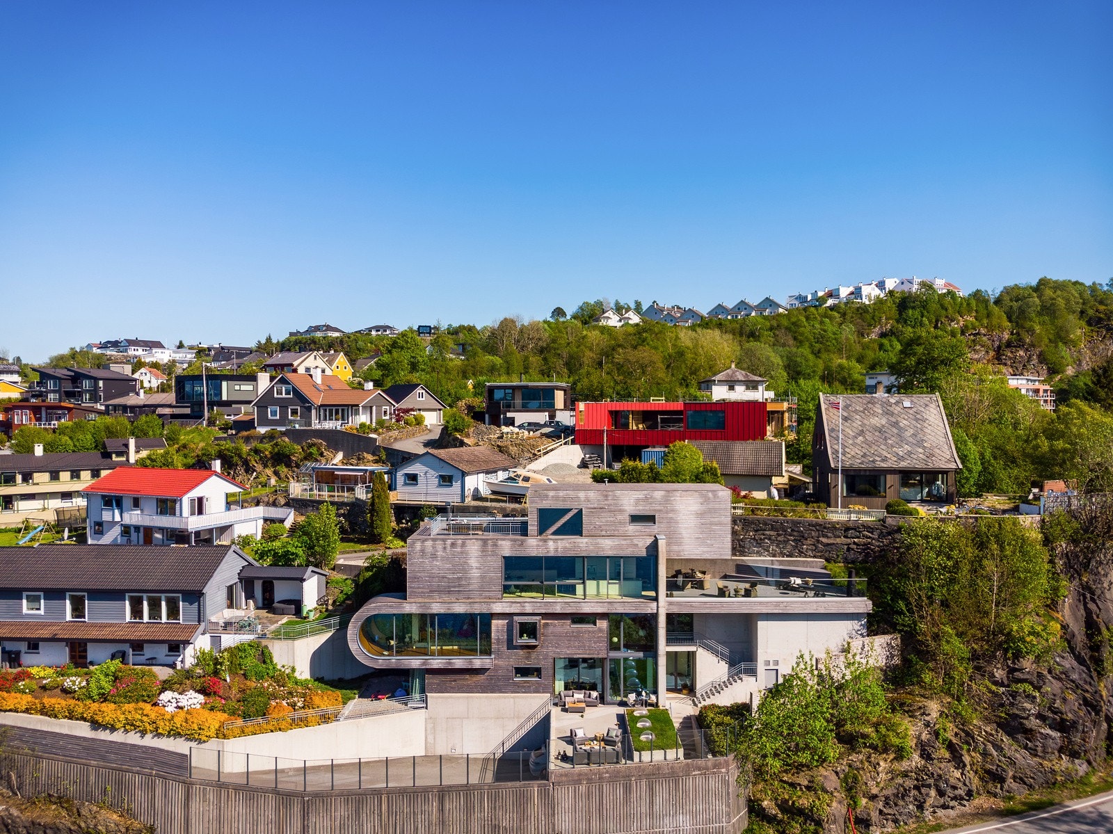- Praktiske detaljer som varmekabler i adkomstvei og trapp, dobbel carport og gode oppbevaringsløsninger setter prikken over i-en - Galleribilde