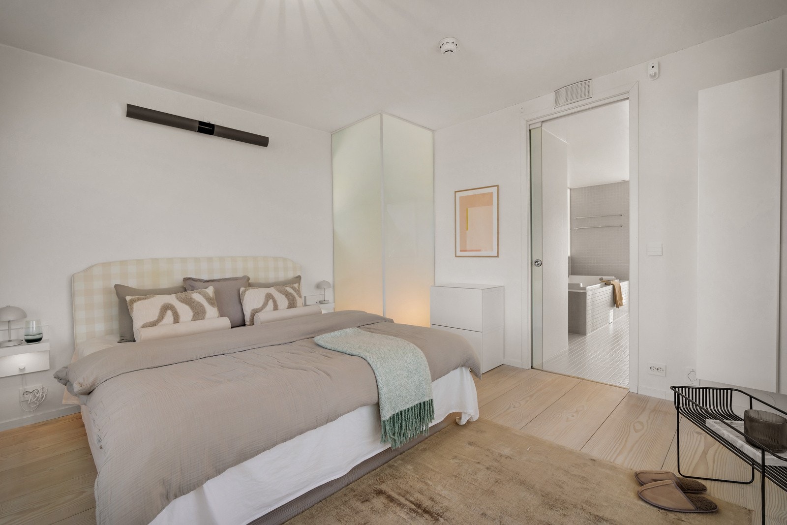 - Soverommet måler 15 kvm og har god plass til ønsket møblering - Galleribilde