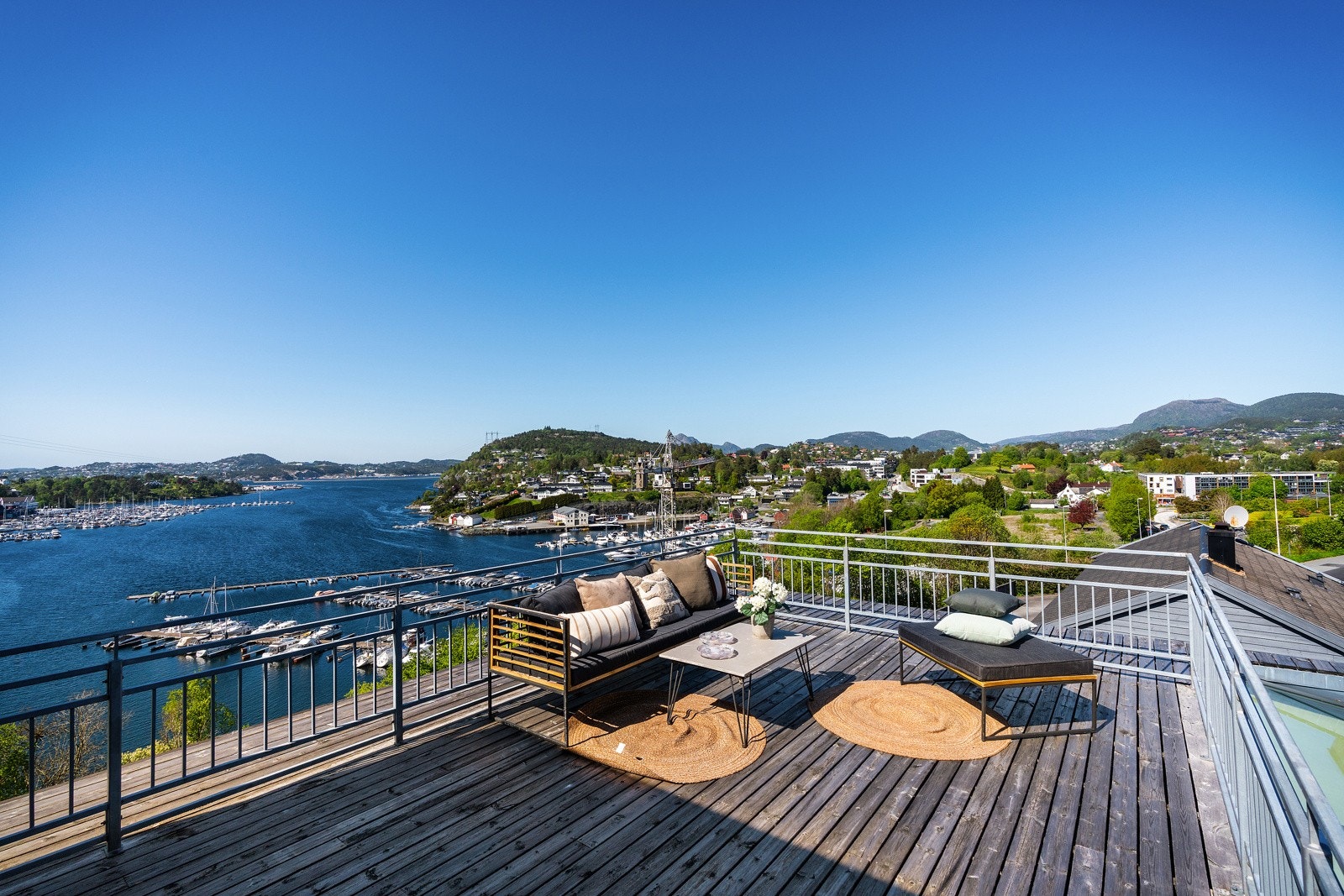 - God plass til sittegruppe og solsenger - Galleribilde