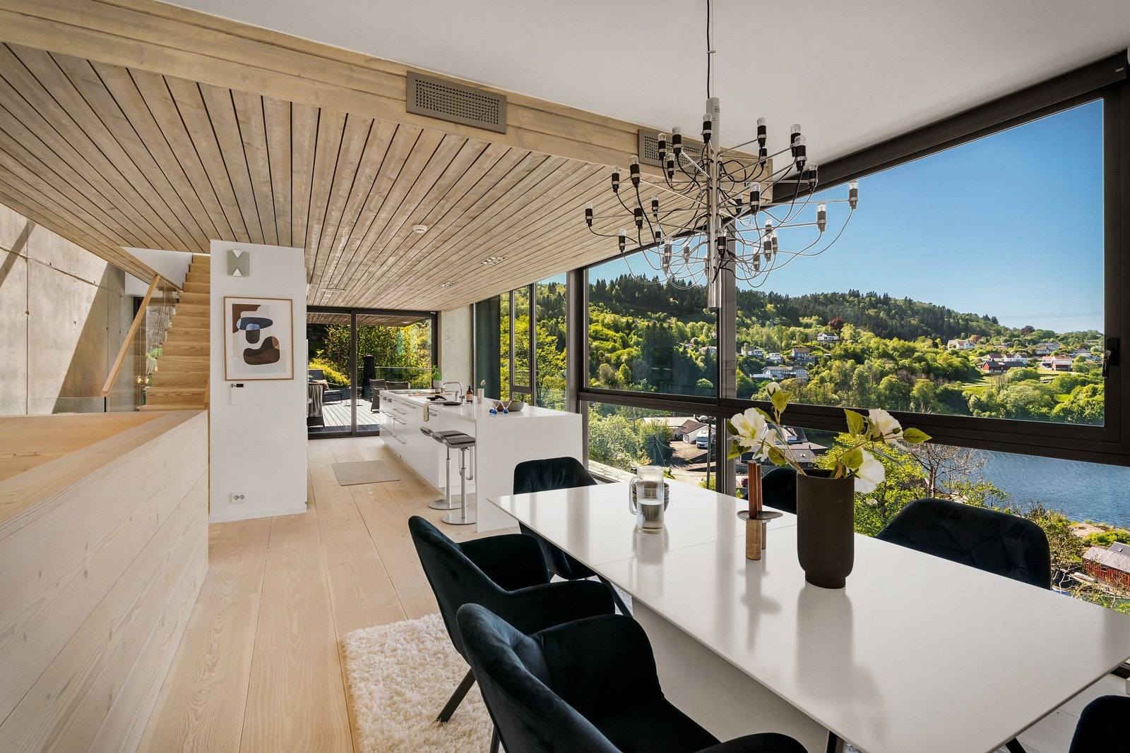 - Huset har anlegg for musikk og multimedia og programerbart elektrisk anlegg med mulighet for fjernstyring av varme - Galleribilde