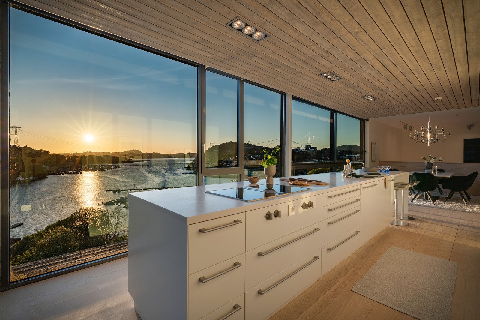 - Den store kjøkkenøyen er sentral med barløsning foran store panoramavinduer vendt mot Dolviken - Galleribilde