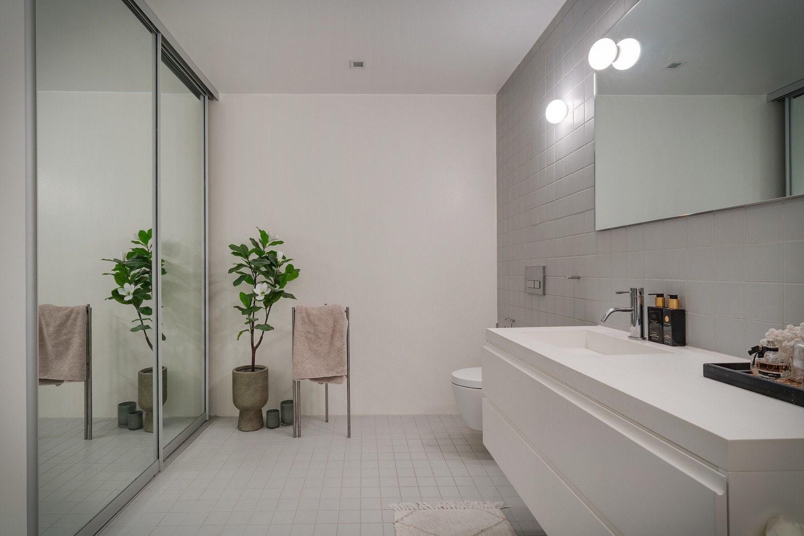 - Stort, lekkert bad som kombineres som vaskerom - Galleribilde