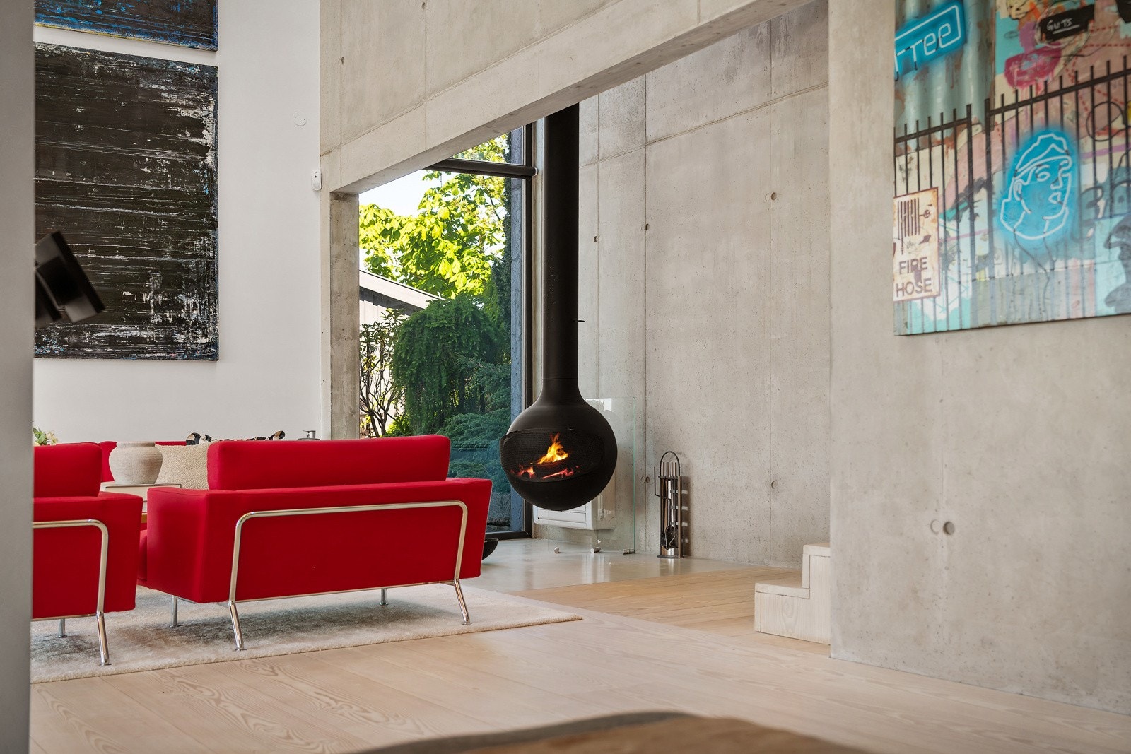 - I hjørnet har du en lekker design peis - Galleribilde