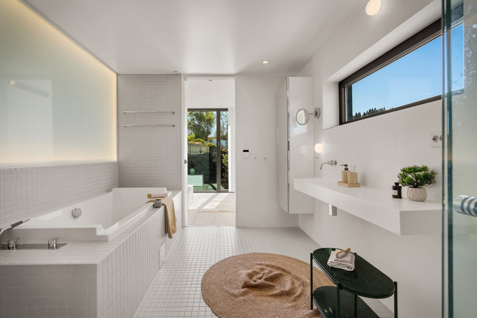 - Godt utstyrt med både dusj, badekar, toalett, skap, benkeplate med integrert vask og ekstra servant med speil - Galleribilde