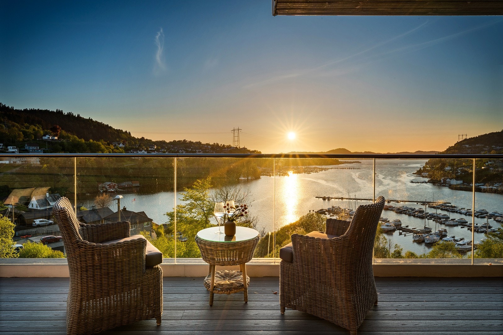 - Her er det lett å nyte både morgenkaffen og sene sommerkvelder i fredelige omgivelser - Galleribilde