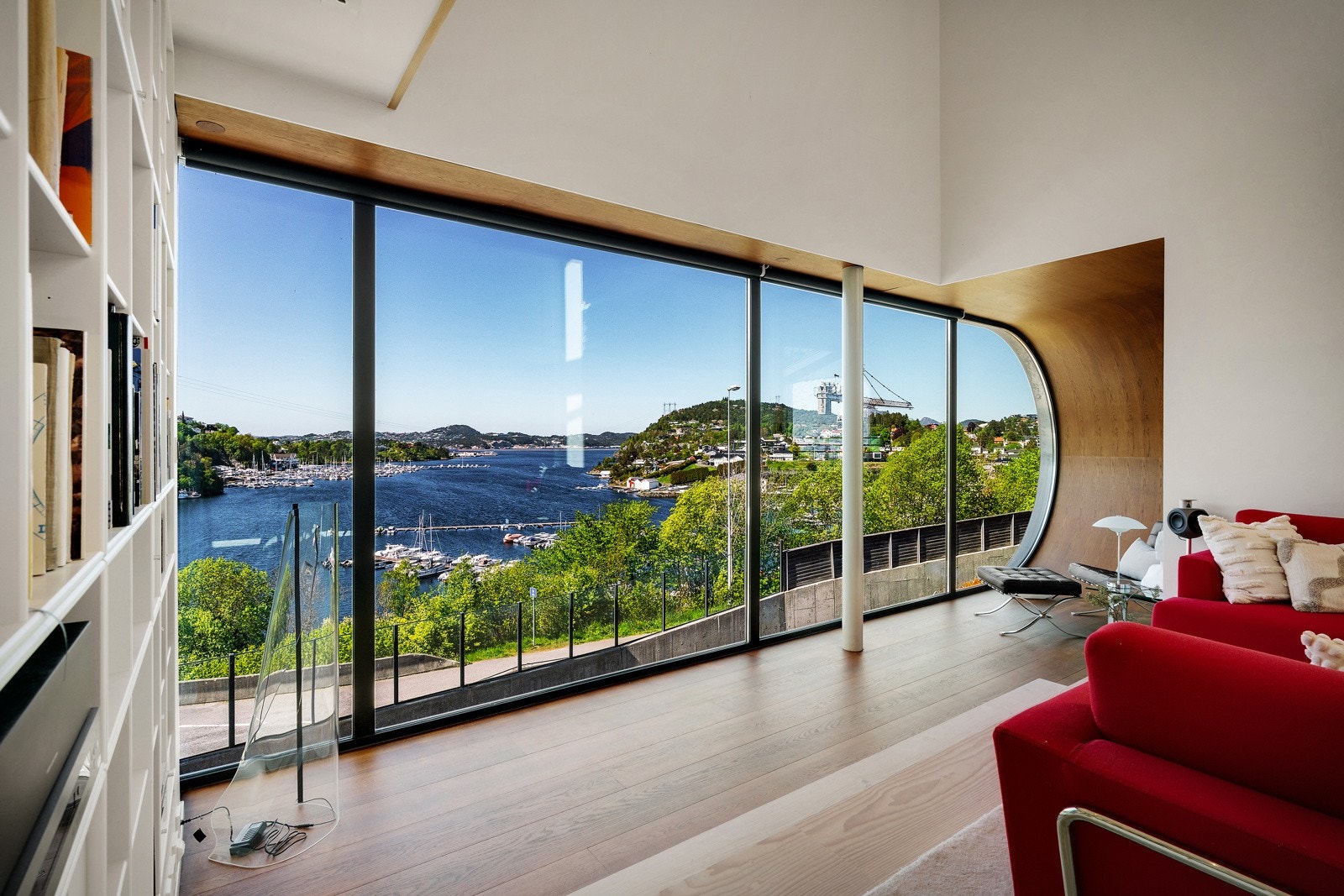 - Husets signatur er absolutt stuens karakteristiske bue med gulv til tak vinduer og fantastisk utsikt - Galleribilde