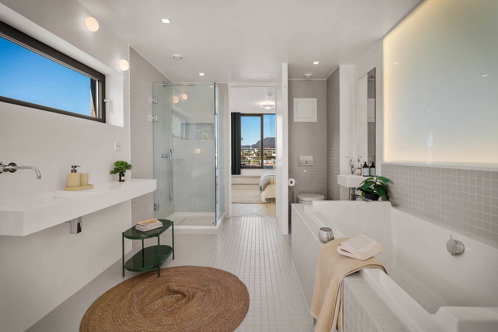 - Rommet har direkte tilgang til et svært delikat bad med fin belysning - Galleribilde