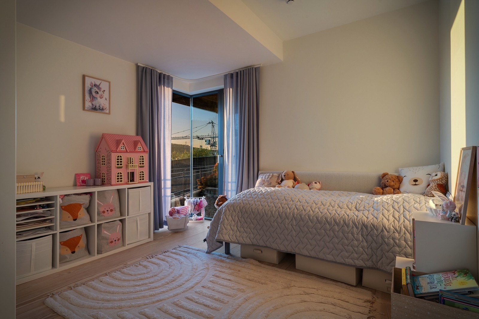 - Inngenfor stuen har man ett av de to soverommene - Galleribilde