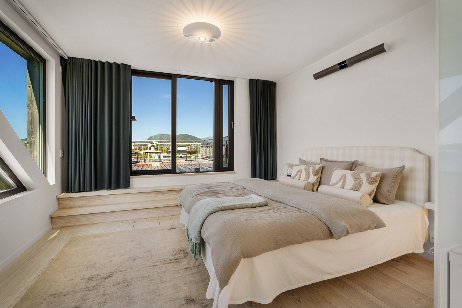 - Hovedsoverommet har egen avdeling i øverste etasje - Galleribilde