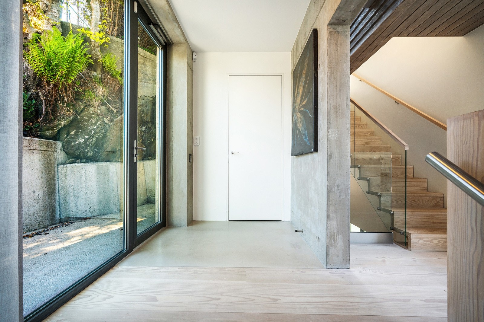 - Ved kjøkkenet har man utgang til siden av huset, trapp til 3.etasje og gjestetoalett - Galleribilde