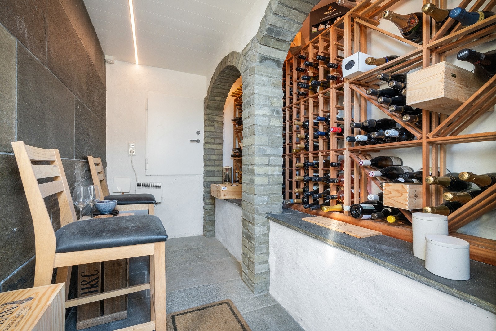 - Det er også vinkjeller i underetasjen med inngang fra utsiden - Galleribilde