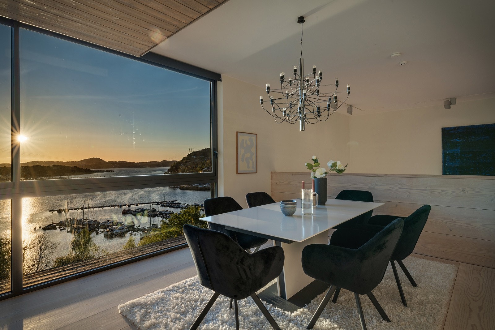 - Kjøkkenet opptar det meste av husets 3. etasje hvor det stedivis er åpent ned til stue - Galleribilde