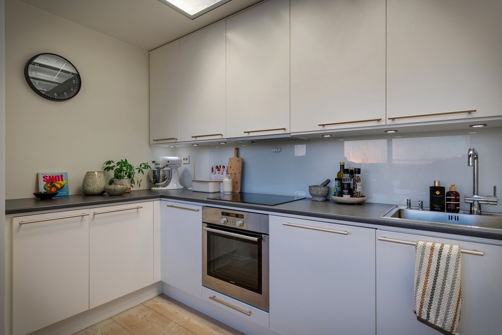 - Stilrent kjøkken med integrerte hvitevarer - Galleribilde