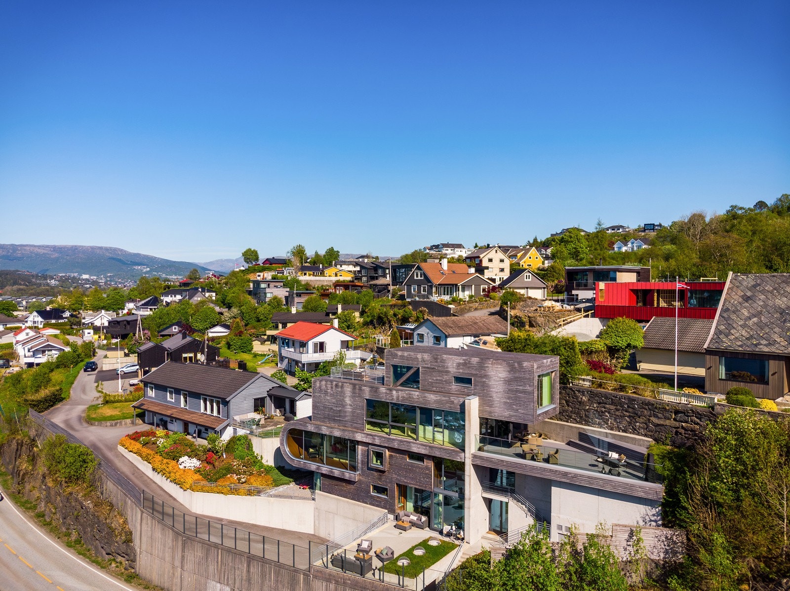 - Boligen ligger høyt og fritt til i et attraktivt, barnevennlig boligområde i Søreidgrend. Fra flere av husets plan får du en panoramautsikt over sjø og fjell - Galleribilde