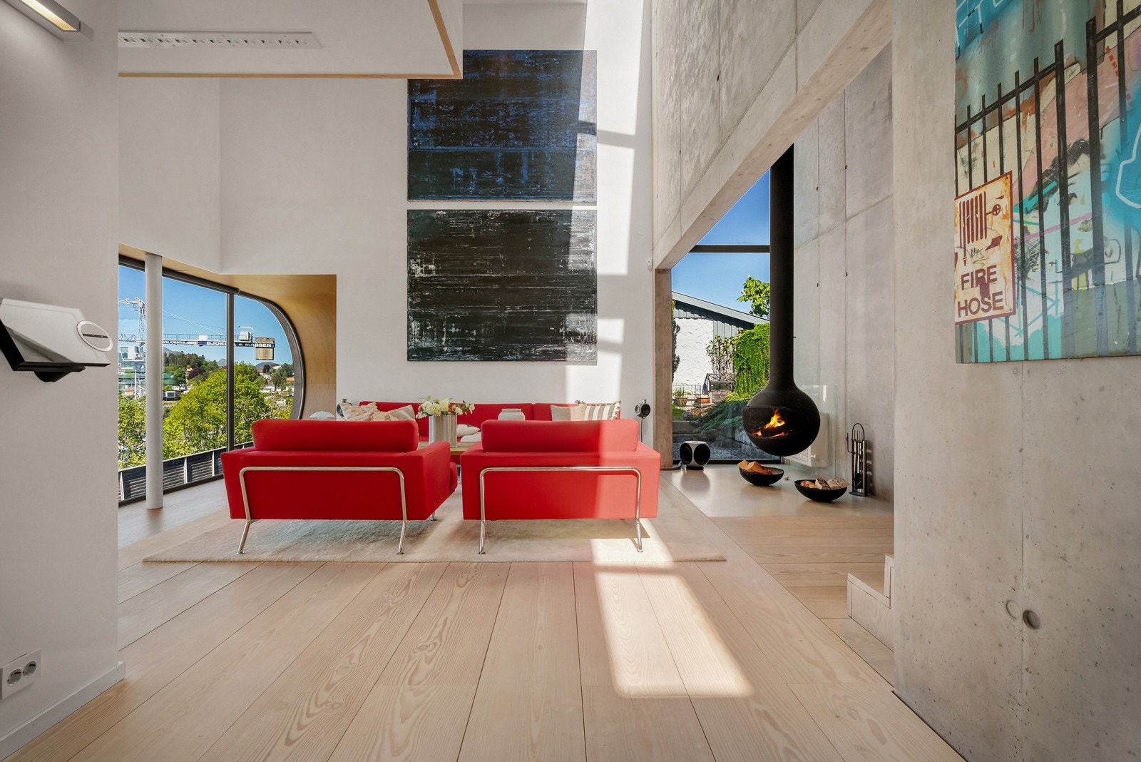 - Hoveddelen av huset byr på en romslig stue på hele 57 kvm med imponerende takhøyde - Galleribilde