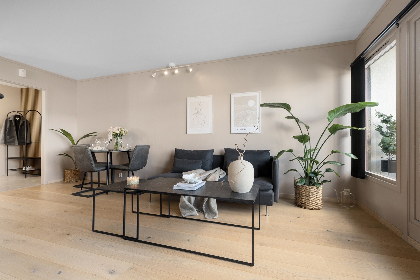 Stuen er malt i en moderne farge som passer godt inn og har en-stavs parkett på gulv. Galleribilde