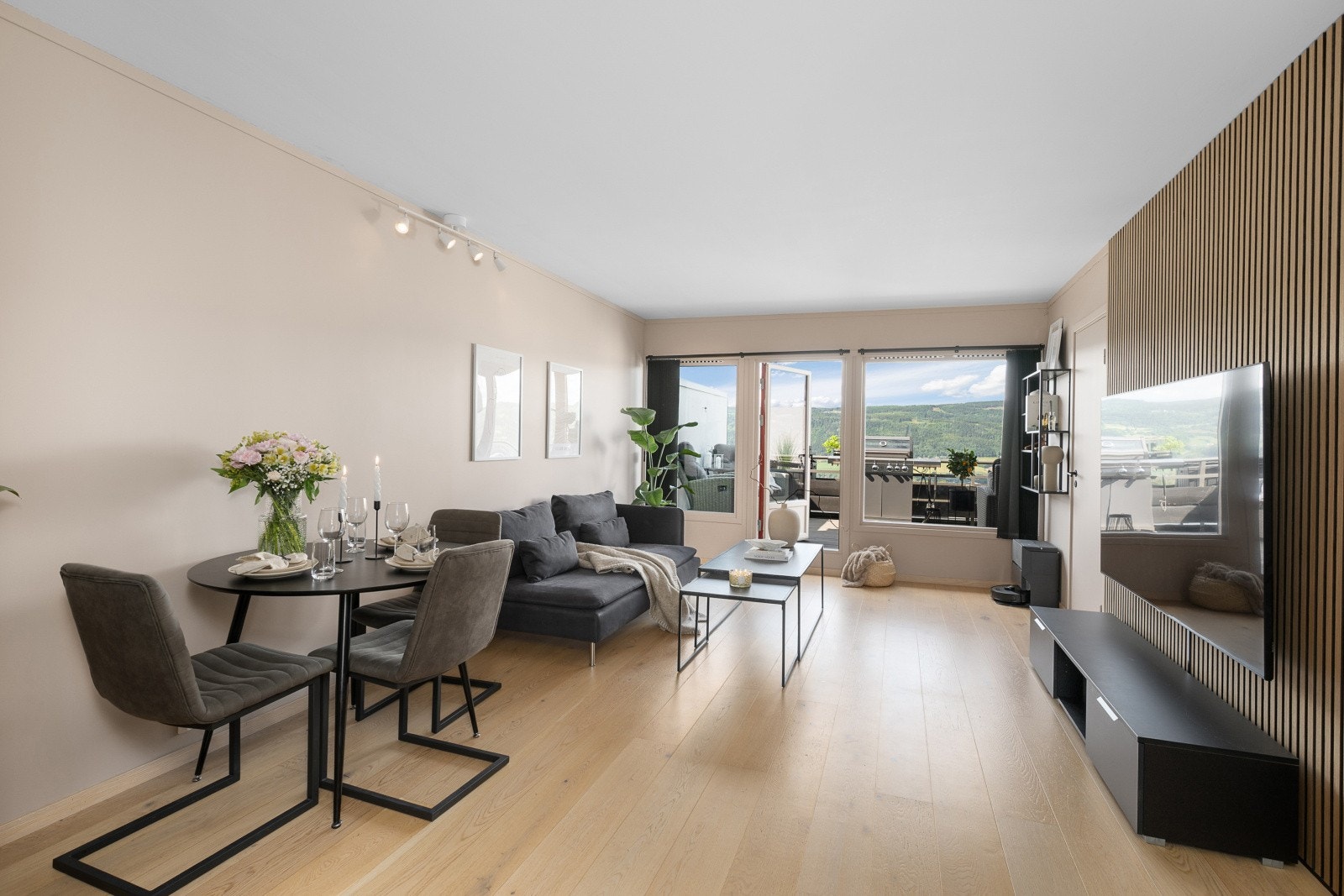Innbydende stue med plass til sofagruppe og spisebord. Galleribilde