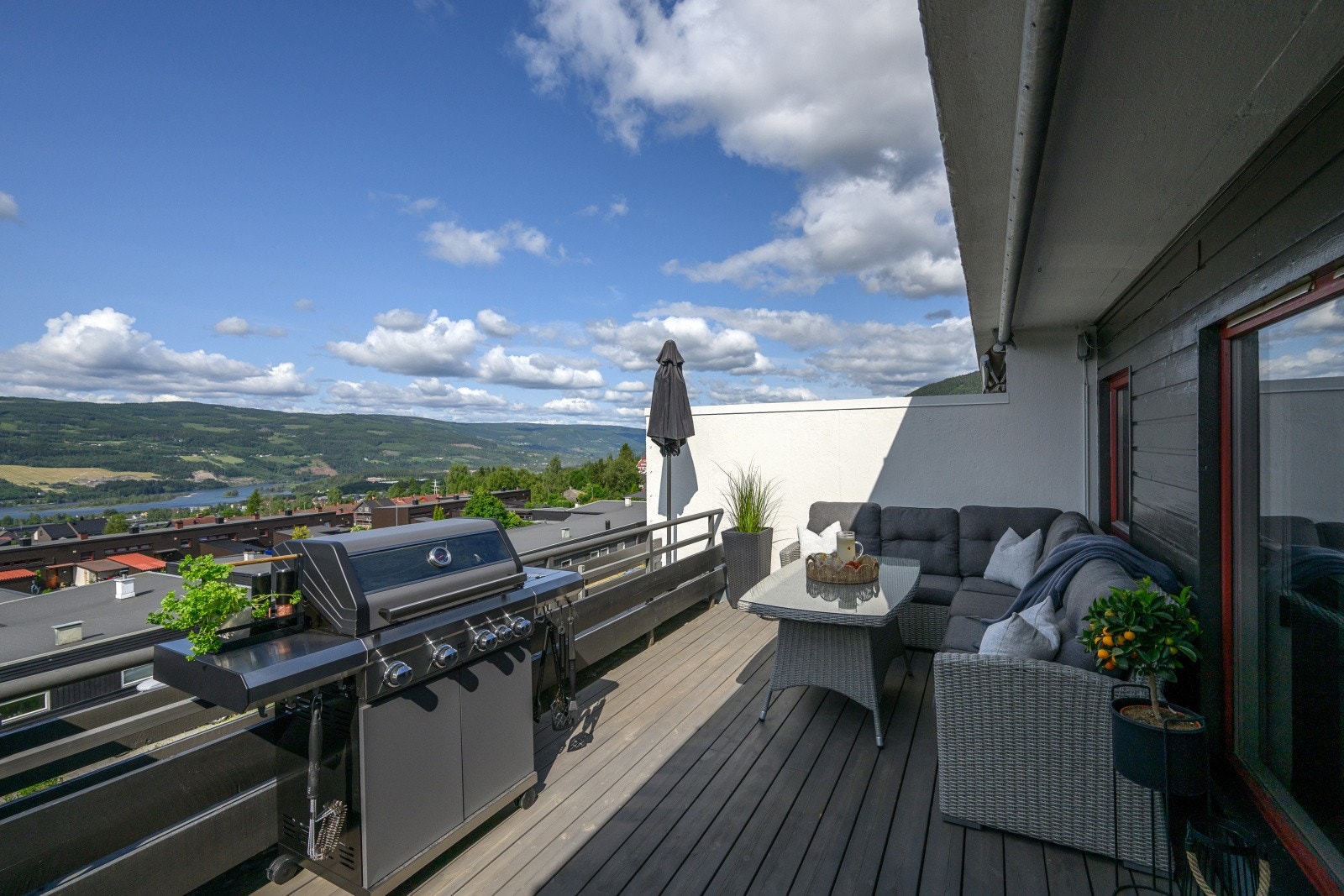 Stor terrasse på ca. 17 m² med nydelig utsikt og god solgang. Galleribilde