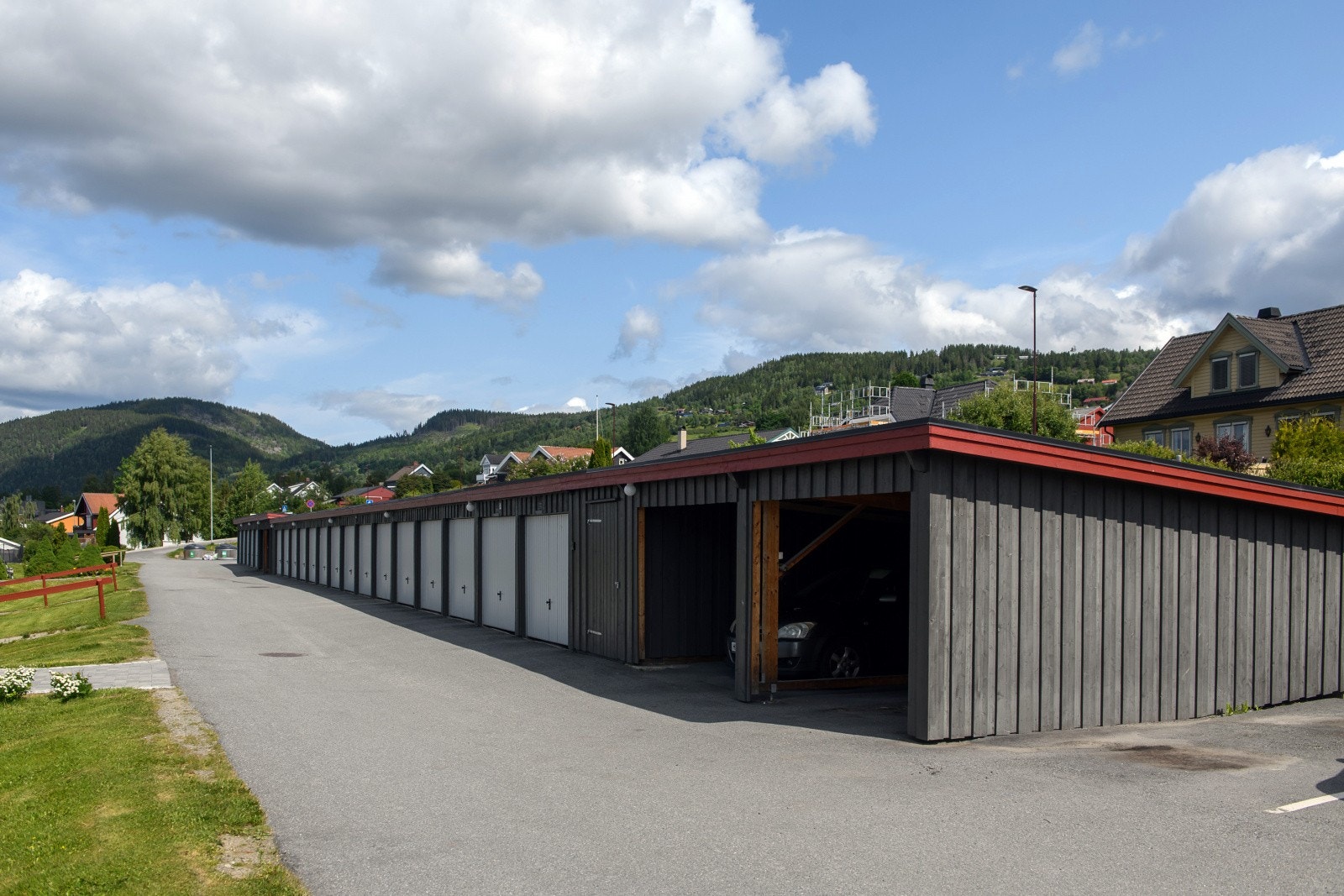 Leiligheten disponerer en carport i felles anlegg. Galleribilde