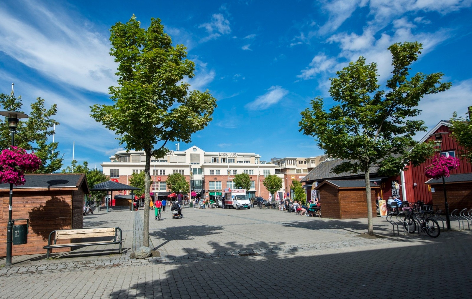 Sentrum ligger i gangavstand ca. 1km med gangsti hele veien. Galleribilde