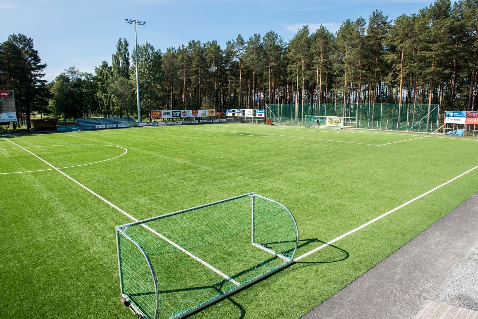 Kunstgressbane kun en kort gangsti unna. Galleribilde