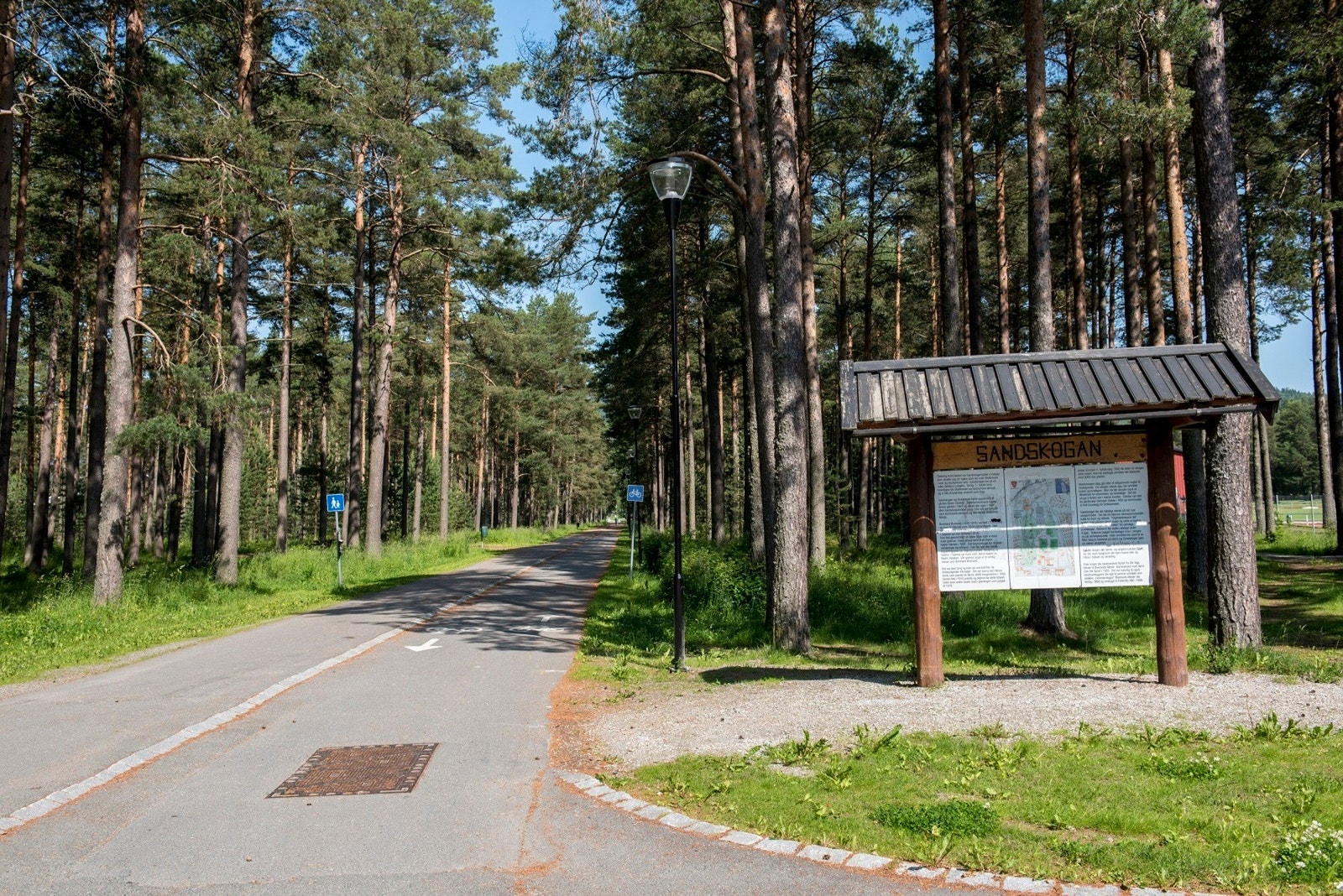 Gangsti fra boligen som går direkte gjennom Sandskogan og til sentrum. Her er det også fine turstier og trimløyper. Galleribilde