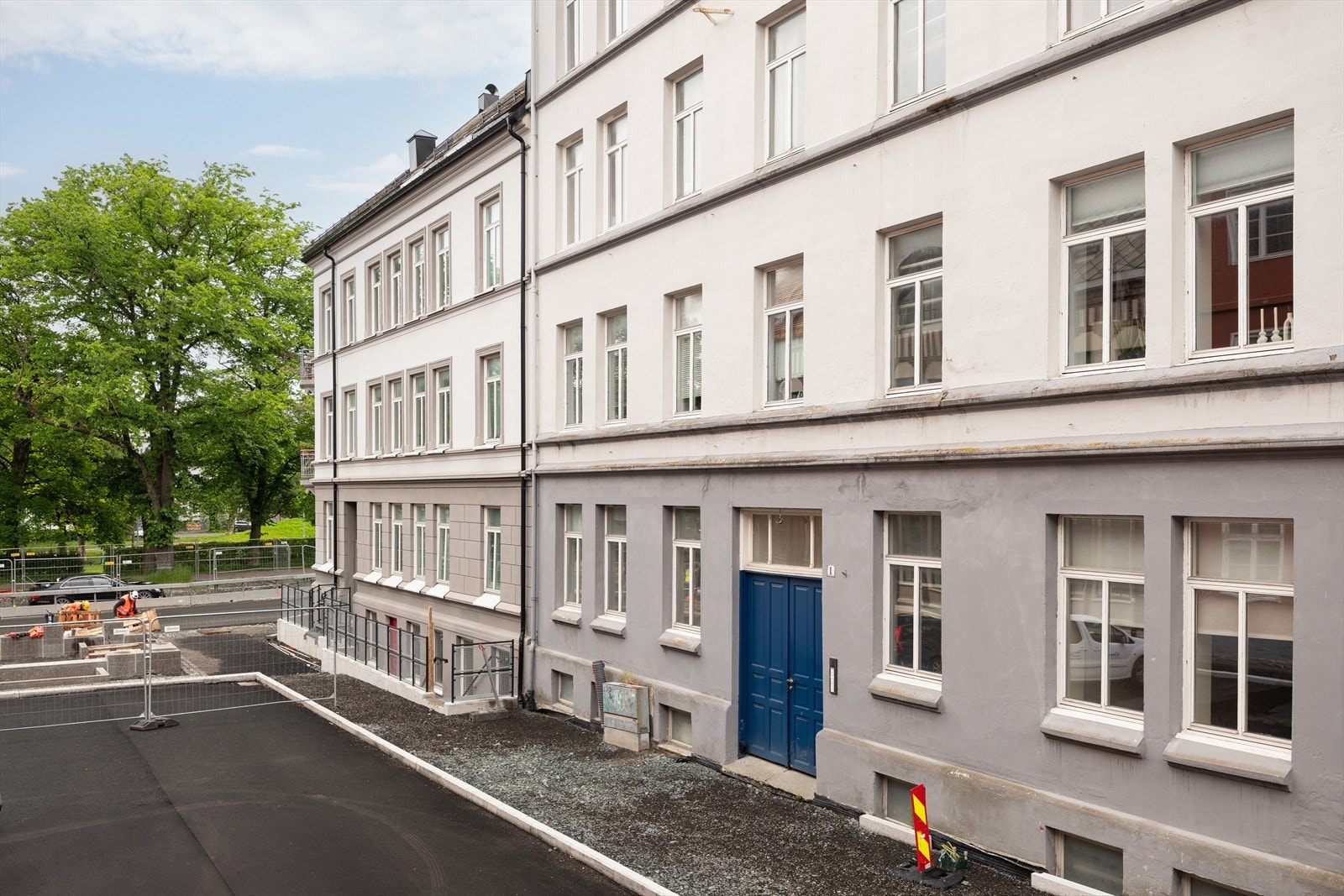 Leiligheten har en god beliggenhet med nærhet til kollektivtransport som enkelt tar rundt i byen. Innherredsveien, som man ser til venstre i bildet, er i ferd med å bli miljøgate. Dette vil bidra til et roligere område med mindre trafikk. Galleribilde