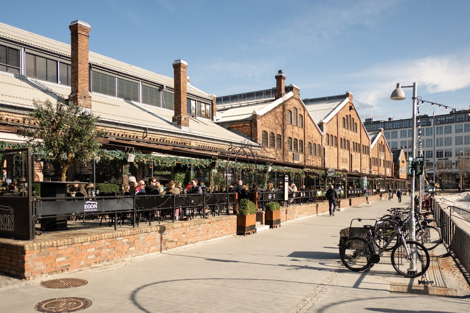 Også Solsiden er i kort gangavstand fra leiligheten. Her finner du Solsiden kjøpesenter, spisesteder og alt ellers man trenger av servicefasiliteter i hverdagen. Området byr på kulturliv og mange hyggelige steder å slå seg ned. Galleribilde