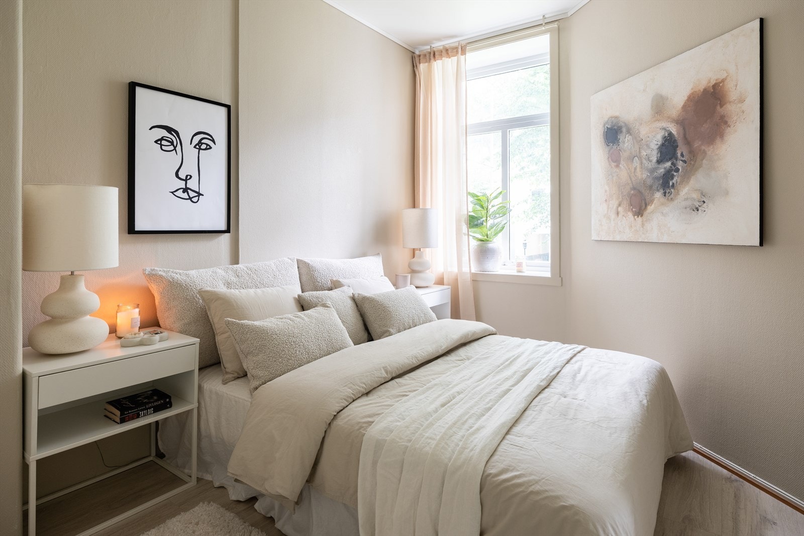 Innbydende og delikat soverom, også oppmalt i fargen Sand fra Jotun. Galleribilde