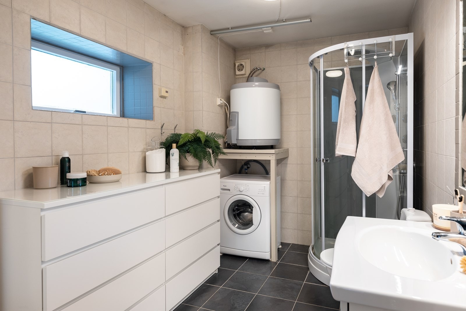 Flislagt bad av usedvanlig god størrelse med et areal på 7m². Galleribilde