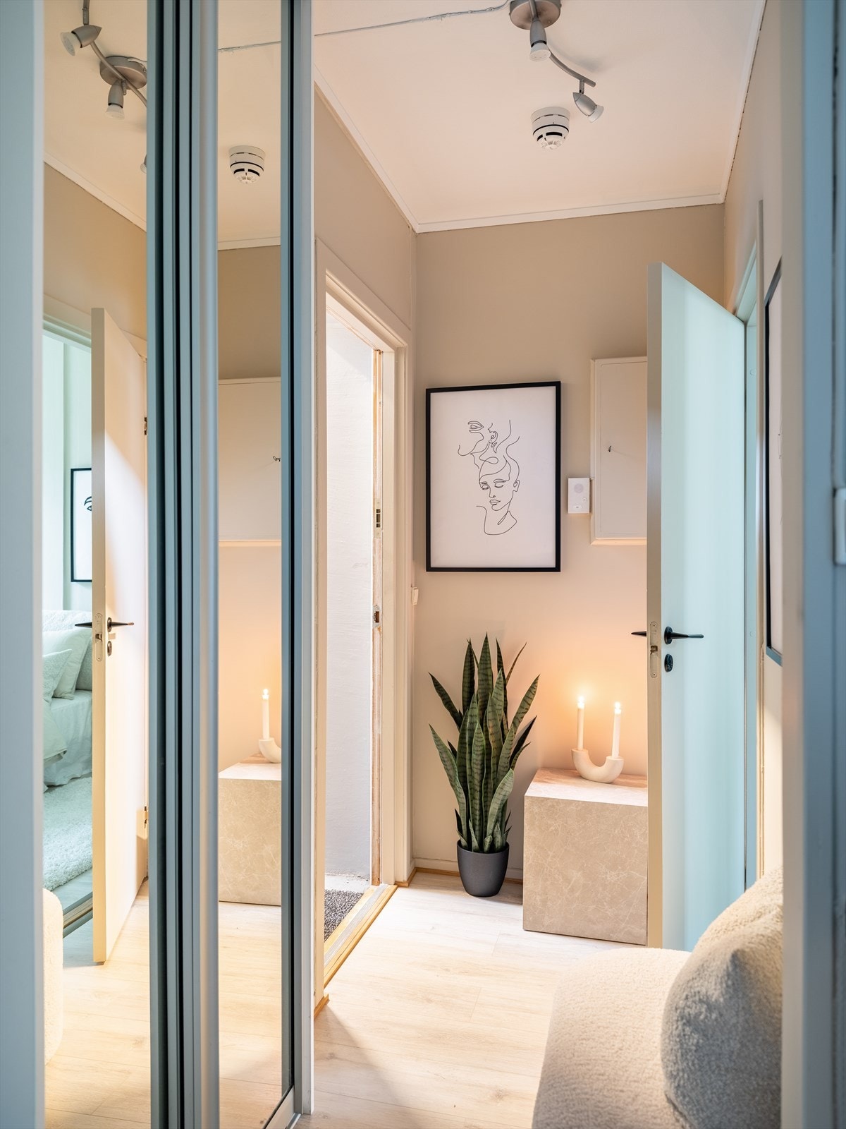 Når man kommer inn i boligen trer man inn i en innbydende entré med god plass til oppbevaring i skyvedørsgarderobe. Leiligheten disponerer også bod i kjeller. Galleribilde