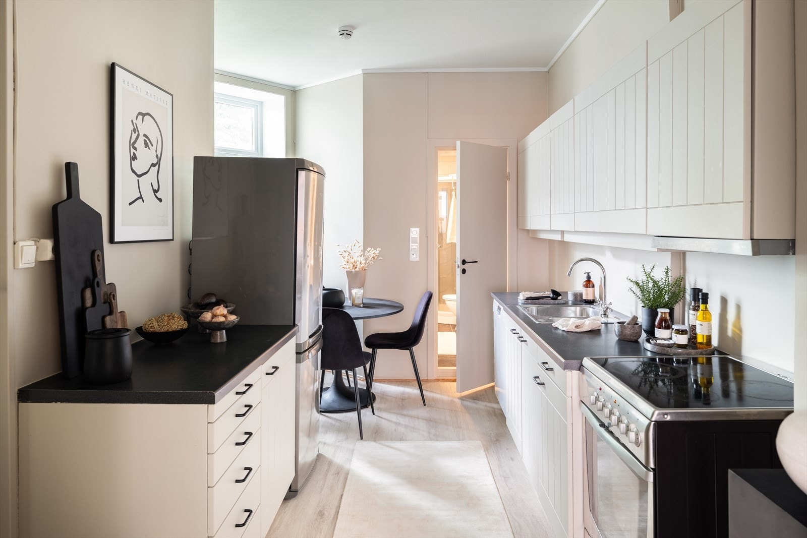 Kjøkkenet strekker seg over 12m² og innehar rikelig med skap- og benkeplass. Galleribilde