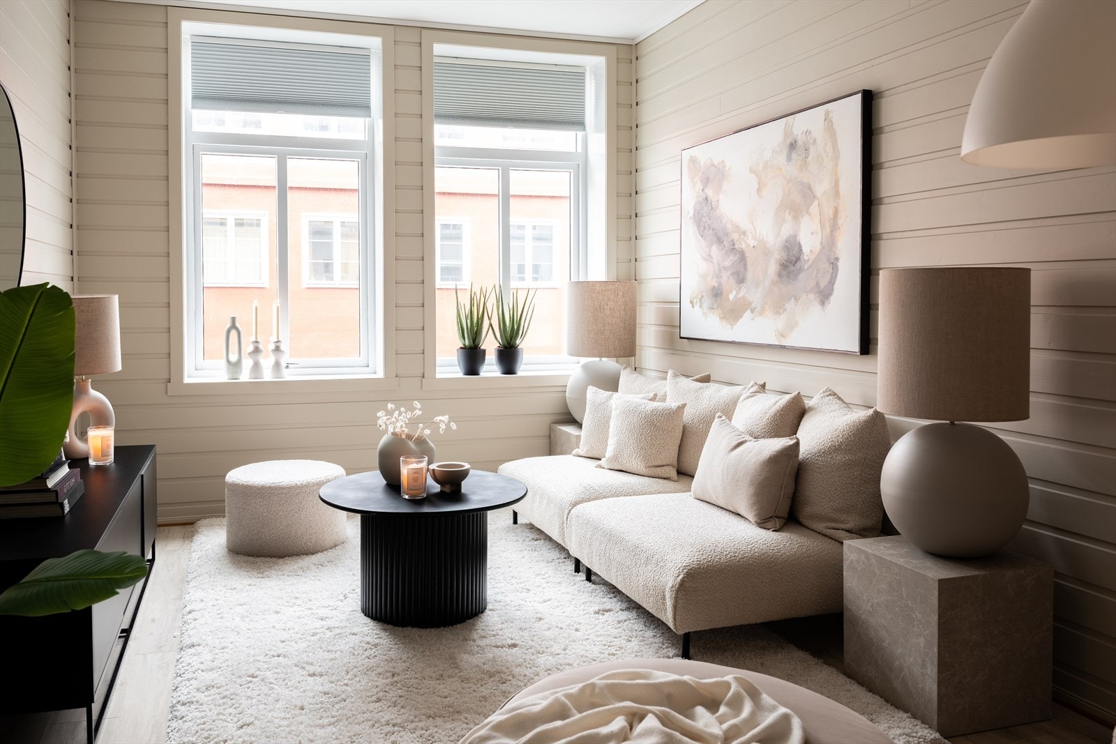 Velkommen til Aslak Bolts gate 1 - en ærverdig leilighet i klassisk bygård beliggende sentralt til på Buran. Her bor du med nærhet til alt du kan tenke deg av servicefasiliteter. Galleribilde