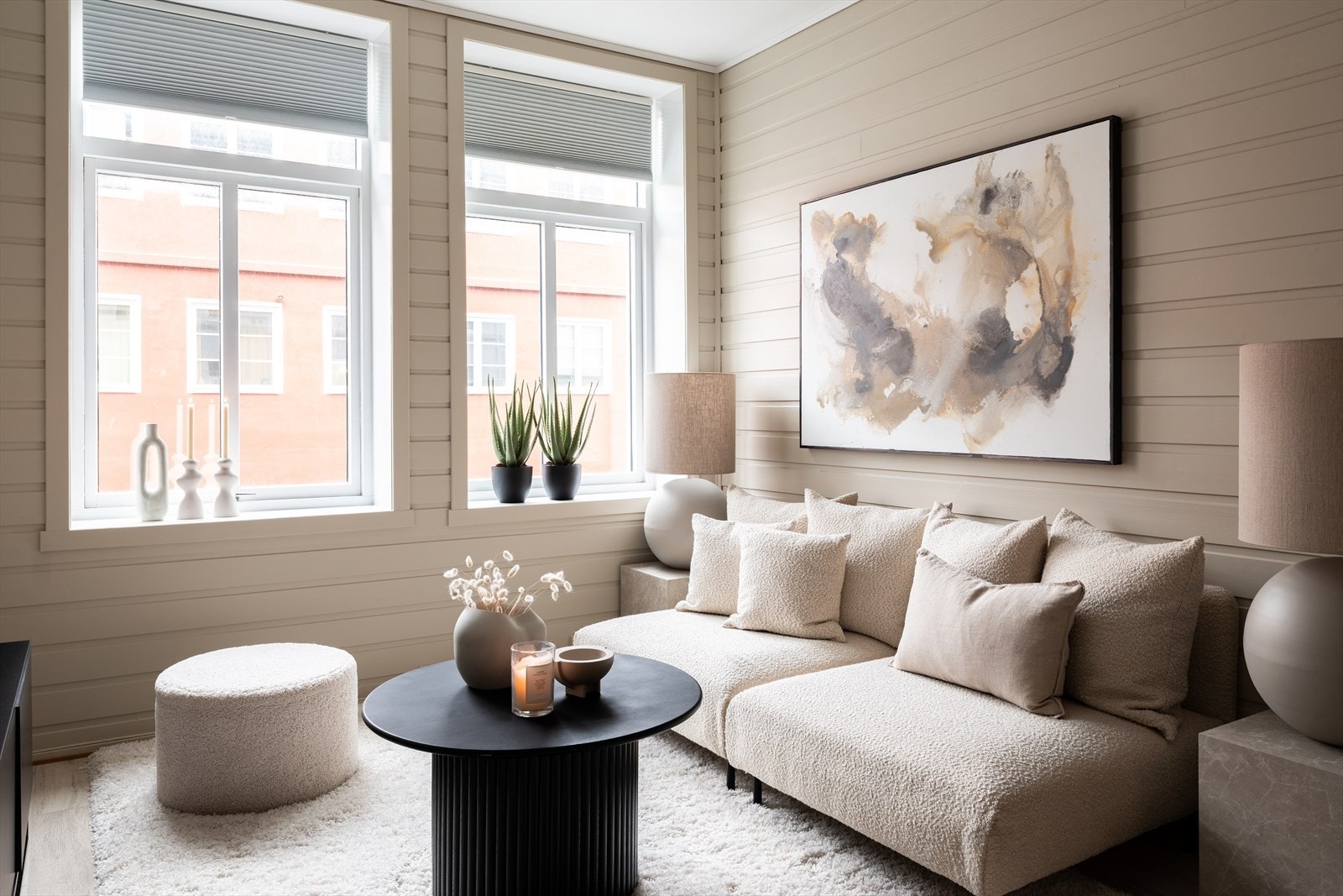 Leiligheten er av god størrelse, og strekker seg over 50m². I klassisk bygårdsstil har leiligheten dype vinduskarmer, rause vindusflater, god takhøyde og store rom. Galleribilde