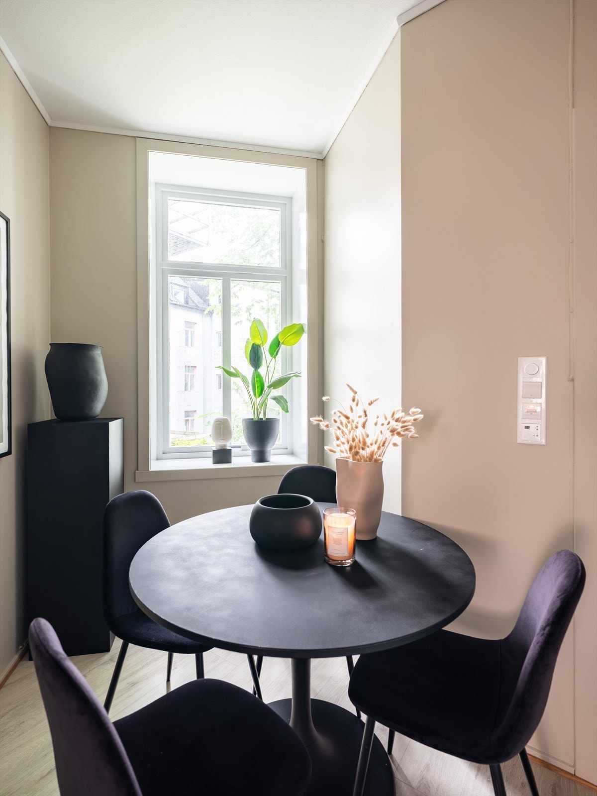 Den gode størrelsen på kjøkkenet gir rom for å etablere spisestue. Galleribilde