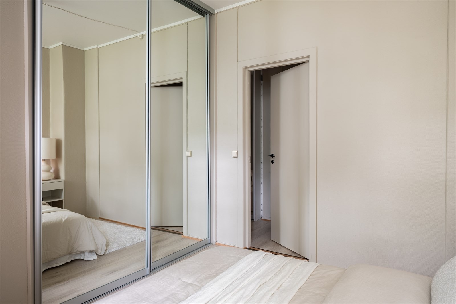 Det er etablert en romslig skyvedørsgarderobe som sørger for rikelig med oppbevaringsplass. Galleribilde