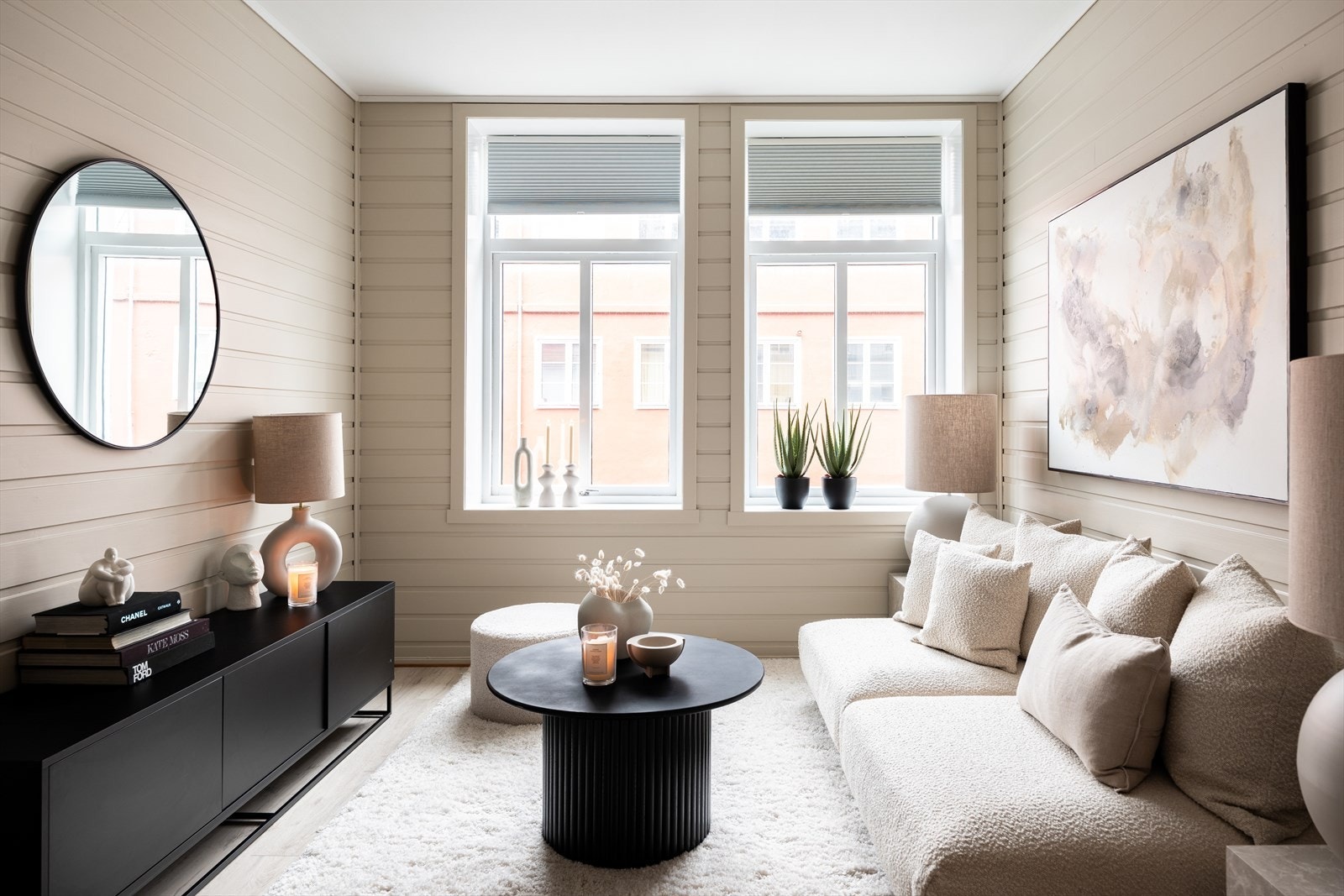 Leiligheten ble i juni 2025 oppmalt i fargen Sand fra Jotun og det er lagt nytt laminatgulv gjennomgående i leiligheten. Galleribilde