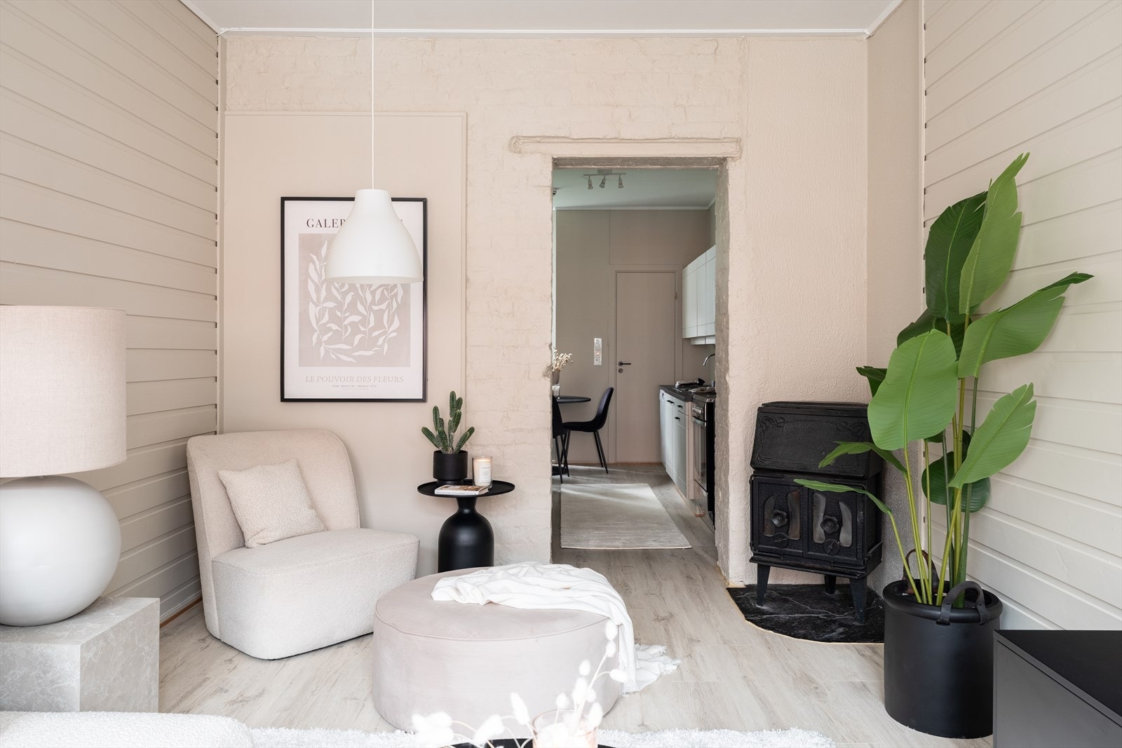 I nærområdet finner man både dagligvarebutikk, spisesteder og treningssenter. Kun 10 minutters gange fra leiligheten ligger Solsiden, som byr på et bredt utvalg av butikker og restauranter. Galleribilde