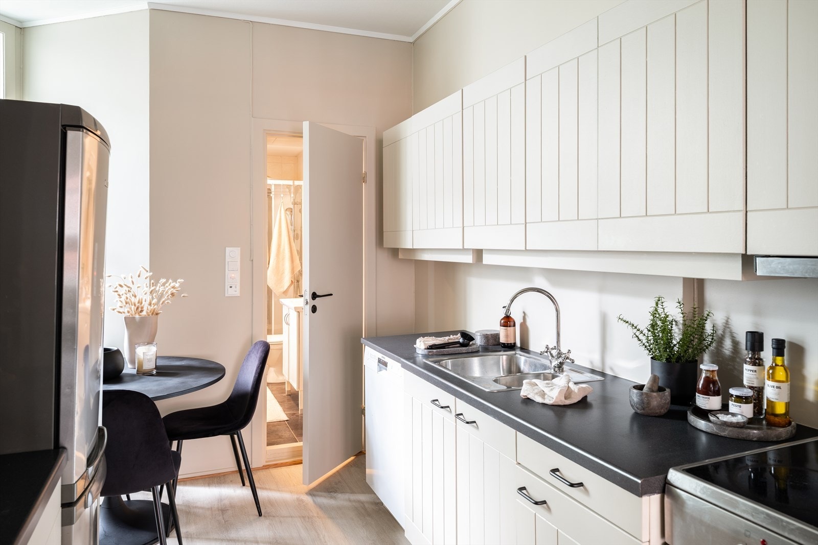 I juni 2025 ble kjøkkenet oppgradert med malte fronter og håndtak. Galleribilde