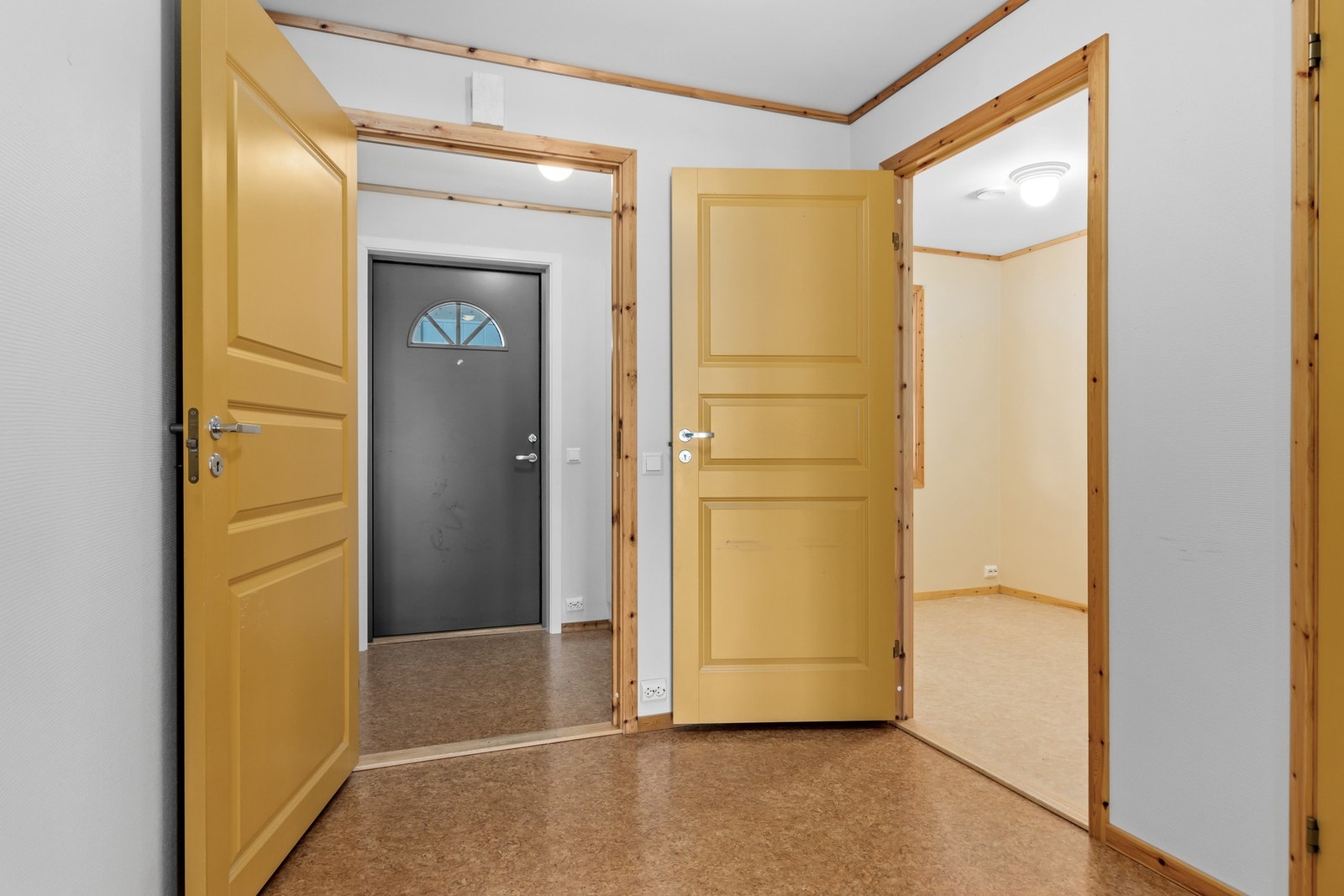 Gang/entré med plass til oppheng/oppbevaring av yttertøy og sko. Galleribilde