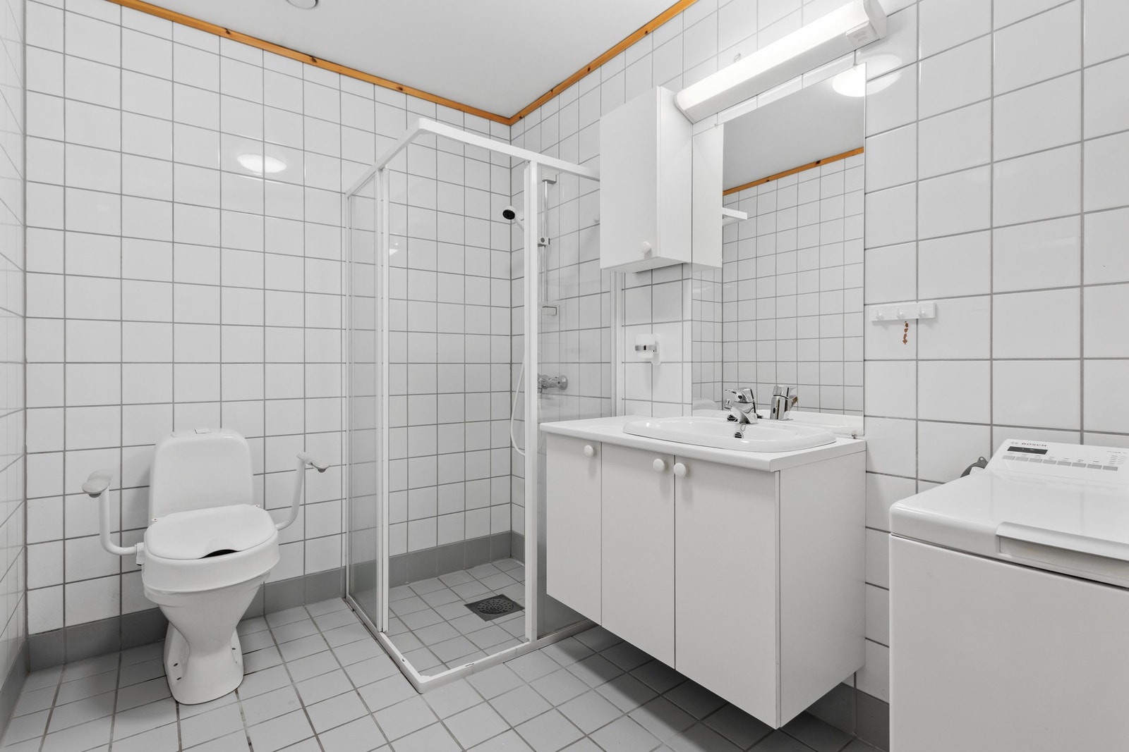 Lyst og romslig bad - badet er flislagt og har gulvvarme. Galleribilde