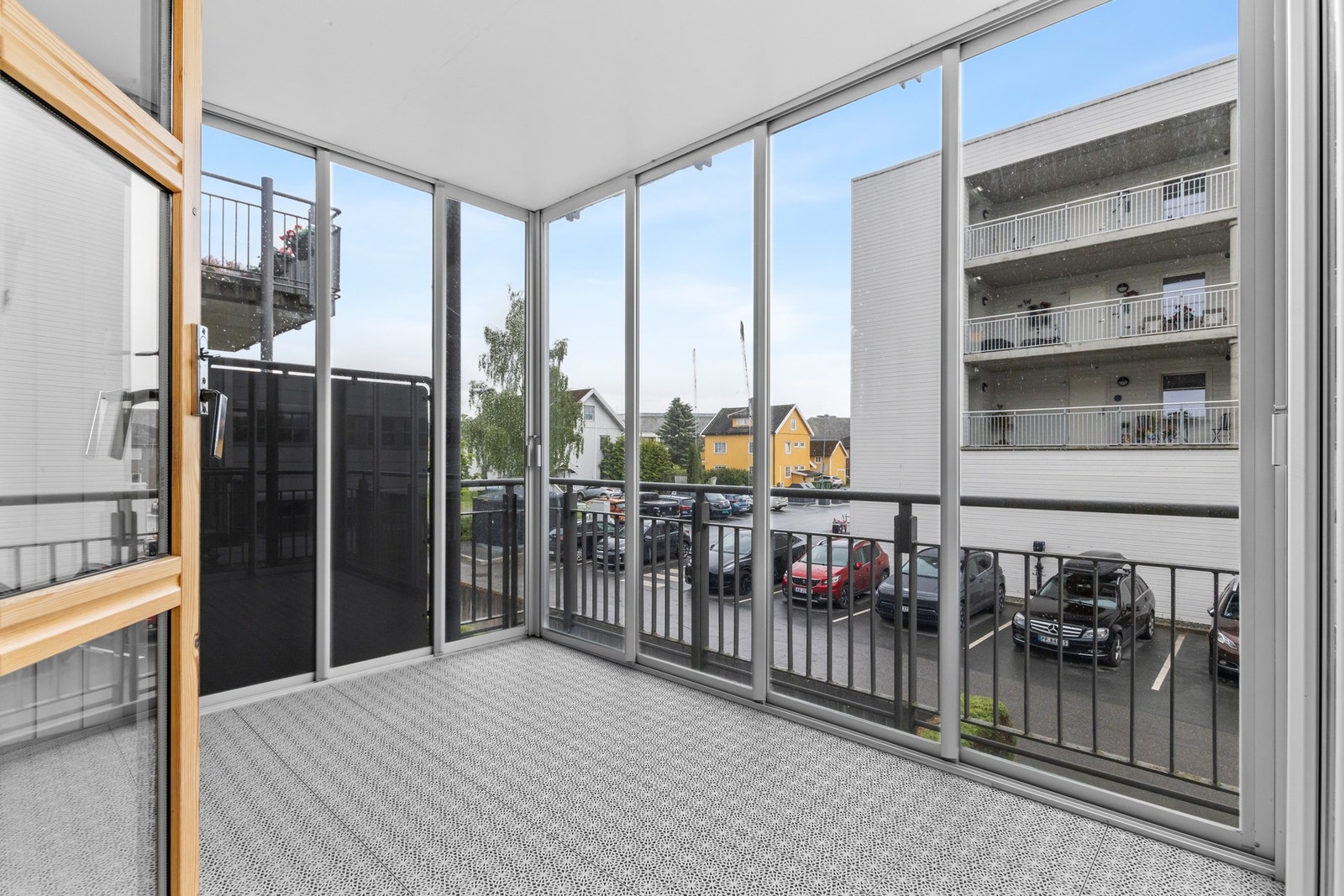 Leiligheten har en romlig balkong som er innglasset. Innglassingen kan skyves til side etter behov. Galleribilde