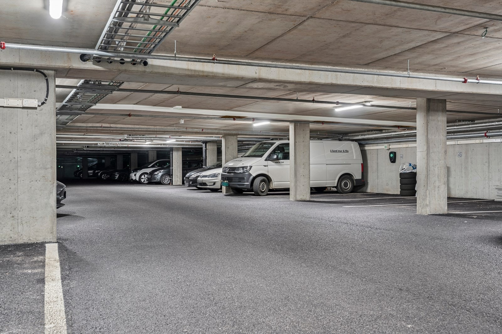 Parkeringsplass nummer 51 og bod nummer 29 tilhører denne leiligheten. Galleribilde
