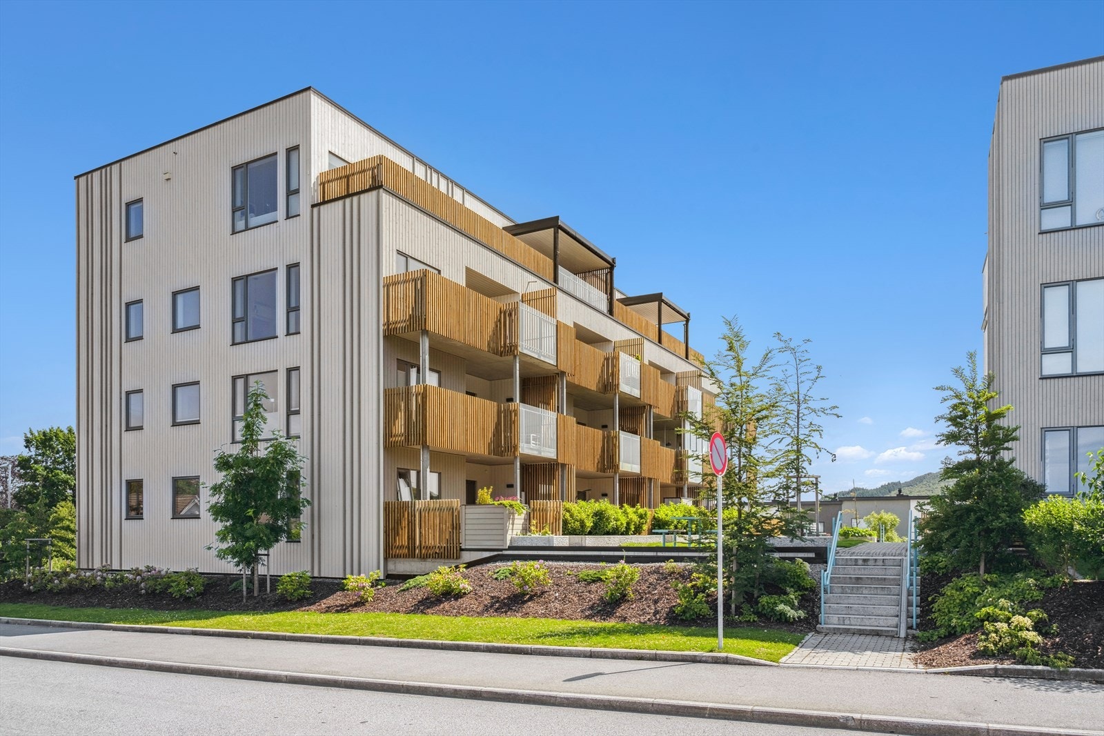 Flott fasade og fine uteområder rundt sameiet. Galleribilde