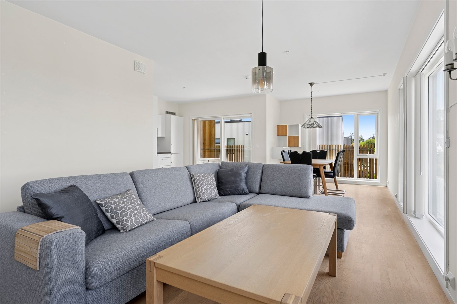 Stuen og kjøkkenet er i en sosial og åpen løsning, noe som gir en luftig romfølelse. Galleribilde
