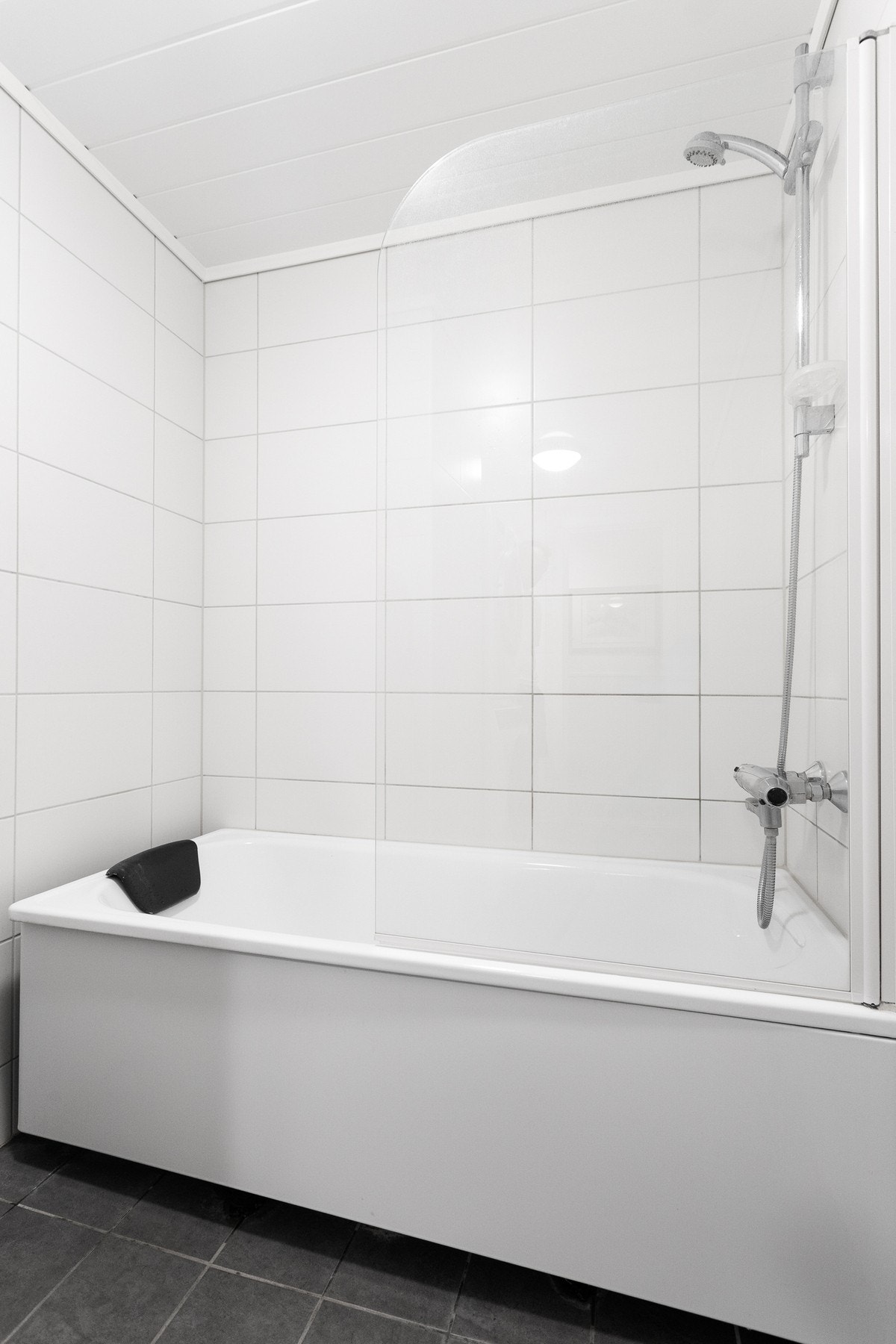 Badet er flislagt og har varmekabler i gulv. Galleribilde